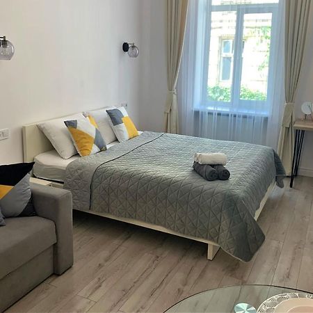Iris Apartment On Popovich Lviv Buitenkant foto