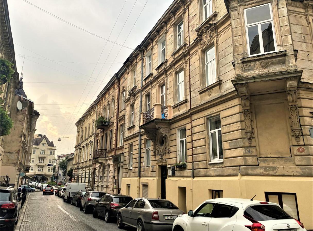 Iris Apartment On Popovich Lviv Buitenkant foto