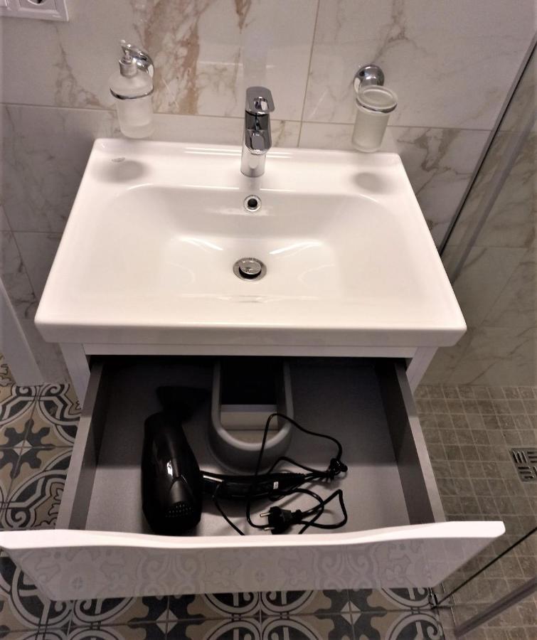 Iris Apartment On Popovich Lviv Buitenkant foto