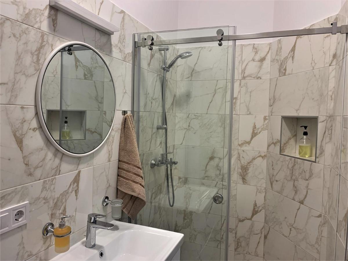 Iris Apartment On Popovich Lviv Buitenkant foto