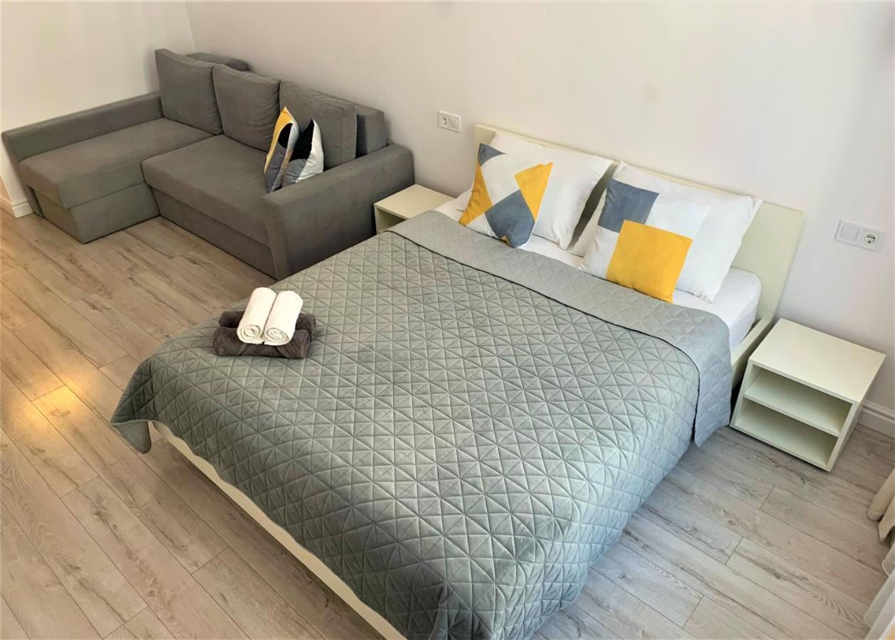 Iris Apartment On Popovich Lviv Buitenkant foto
