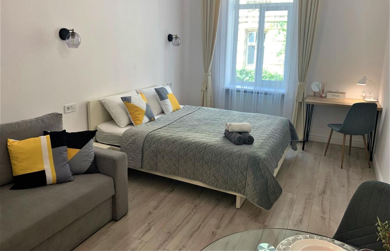 Iris Apartment On Popovich Lviv Buitenkant foto