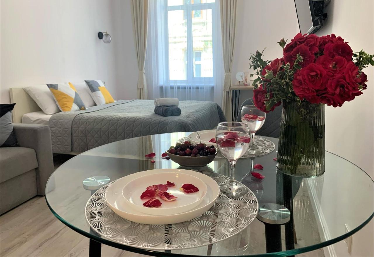Iris Apartment On Popovich Lviv Buitenkant foto