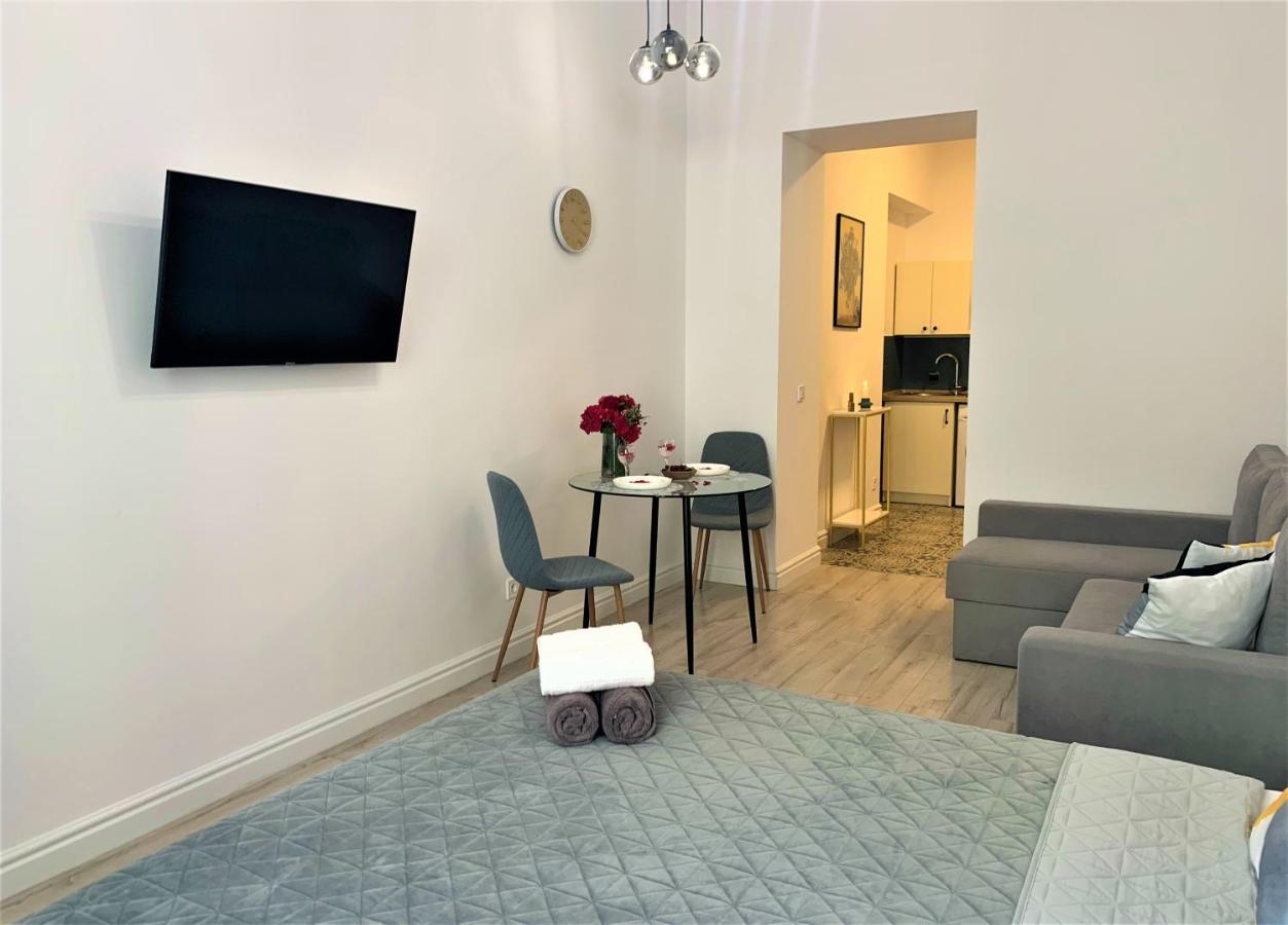 Iris Apartment On Popovich Lviv Buitenkant foto