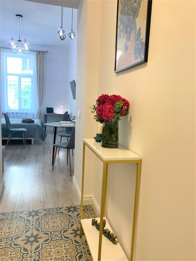 Iris Apartment On Popovich Lviv Buitenkant foto