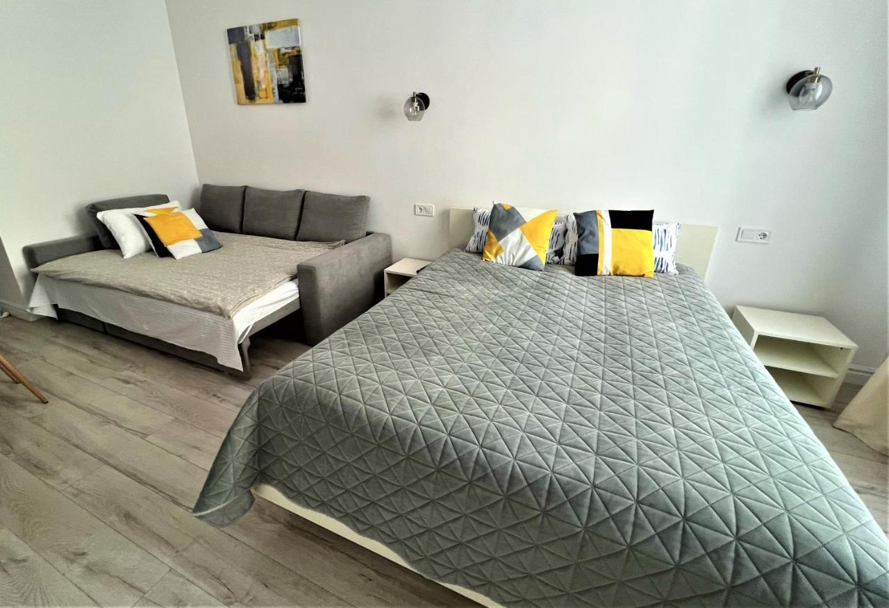 Iris Apartment On Popovich Lviv Buitenkant foto