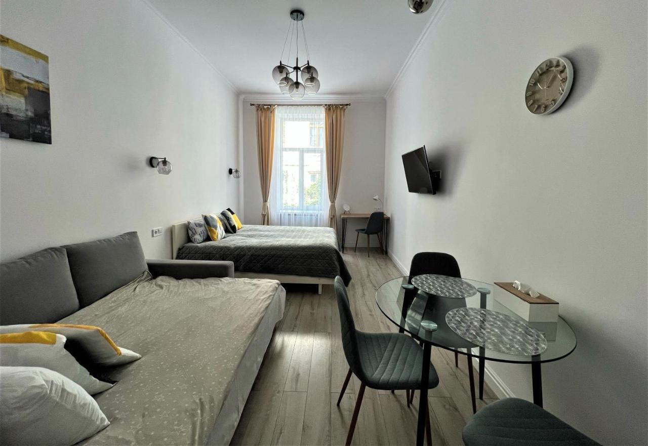 Iris Apartment On Popovich Lviv Buitenkant foto